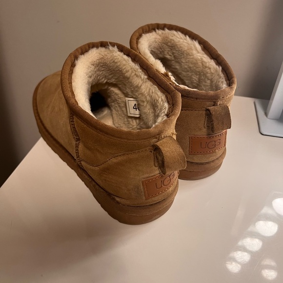 Womens UGGs classic ultra mini boots,in color chestnut. - Picture 2 of 3